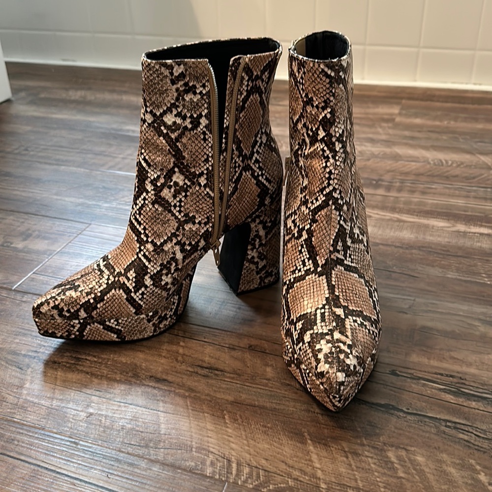 Jeffrey Campbell Dormant booties